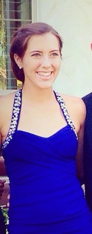Taylor didn't need a lot of makeup to look stunning in this dark blue dress.