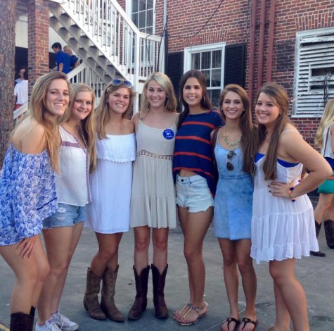 Hadley Chillura, Rebecca Castellana, Lindsay Boos, Isabella Alfonso, Carolina Oliva, and Jackie Joyce visit Claire Lamoureux ('14) at University of Florida