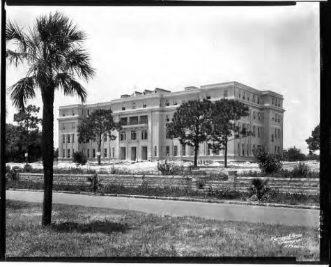 Entrance of the School in 1932, after the initial construction of the building.