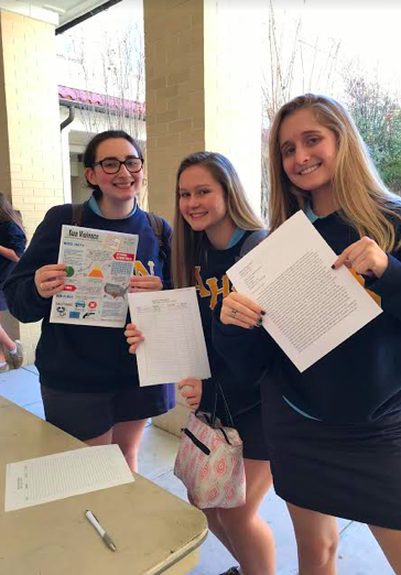 Photo credit: Katherine Rodriguez
Group Madison Chandler (‘19), Mckenzie Diaz (‘19), Gabby Boyd (‘19), and Juliana Ferrie (‘19) asked people during lunch to sign a petition to fight for gun control in schools.